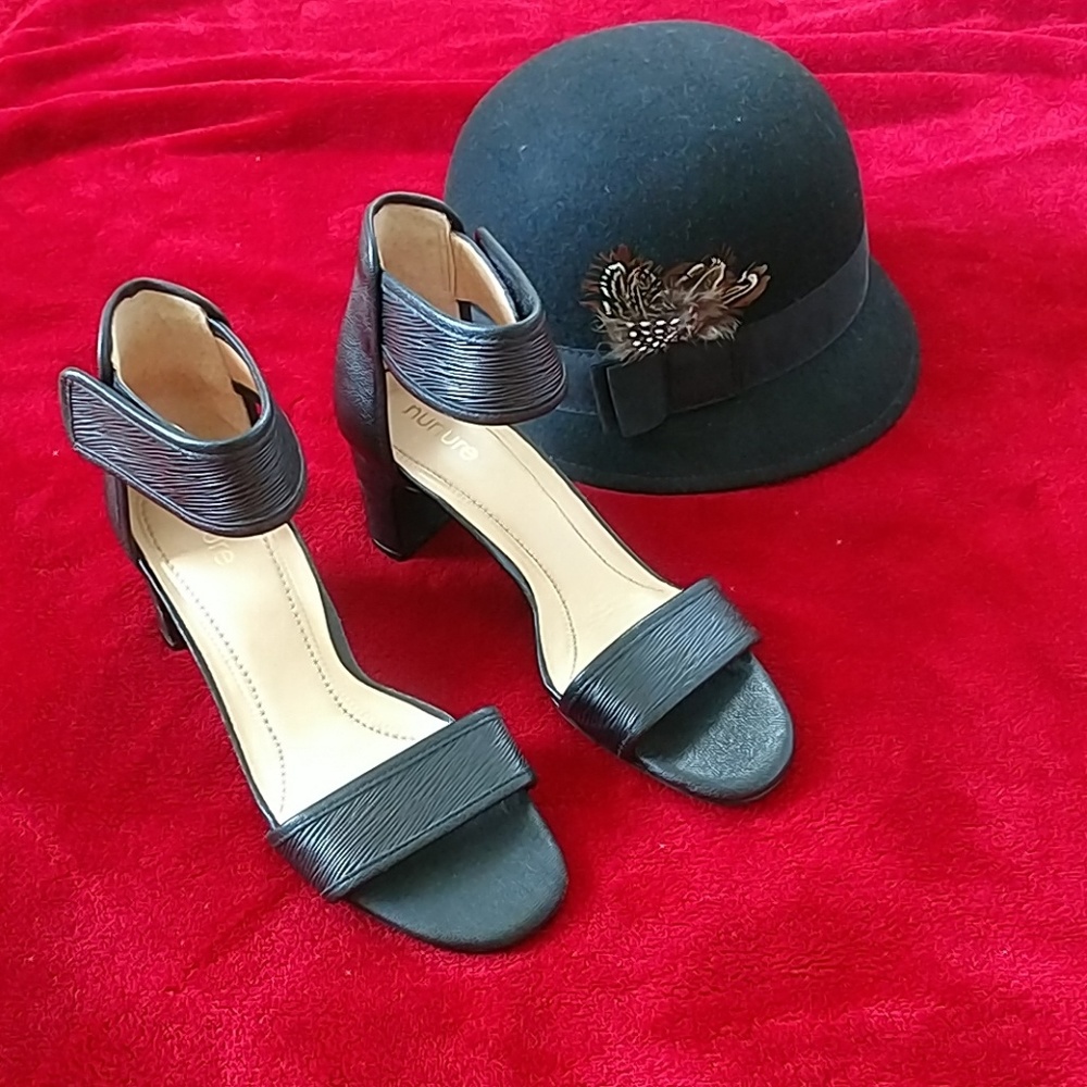 Adorable Black Sandals with Strap